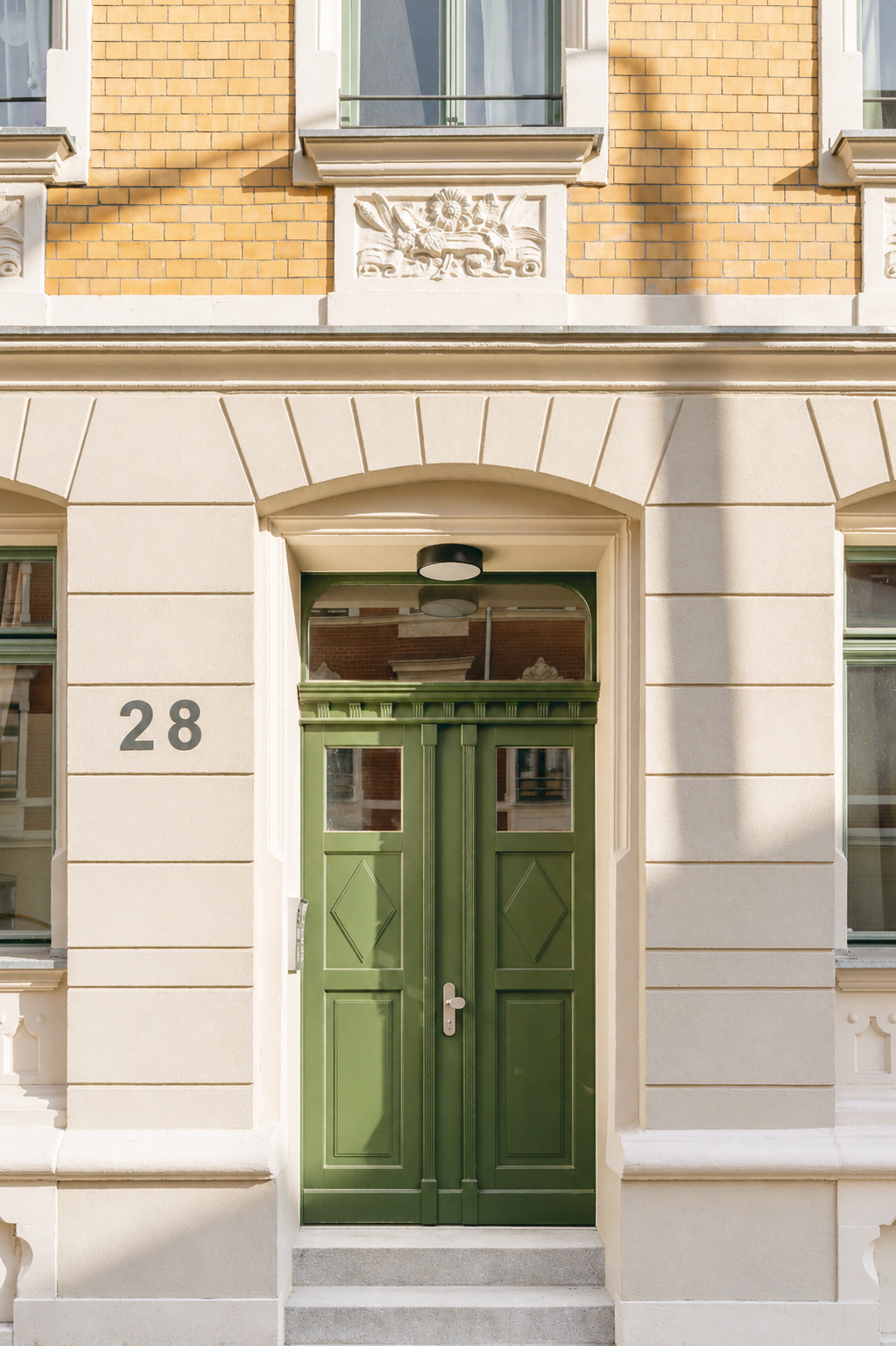 Denkmalhaustür nach Sanierung mit REWOBAU