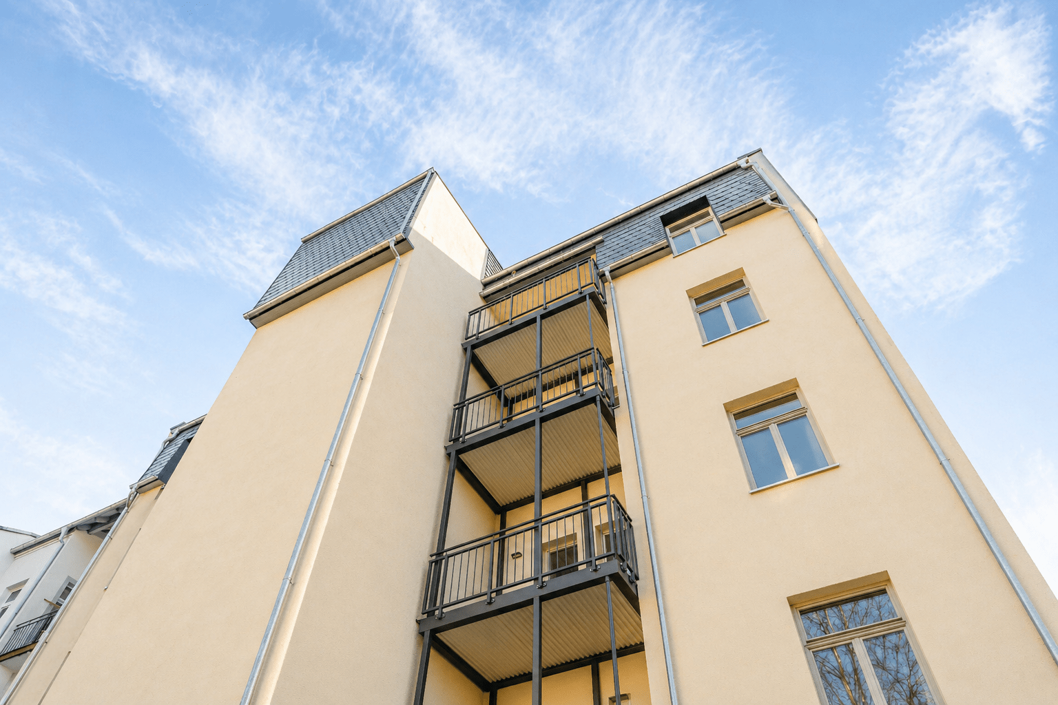Fassade Denkmalimmobilie REWOBAU