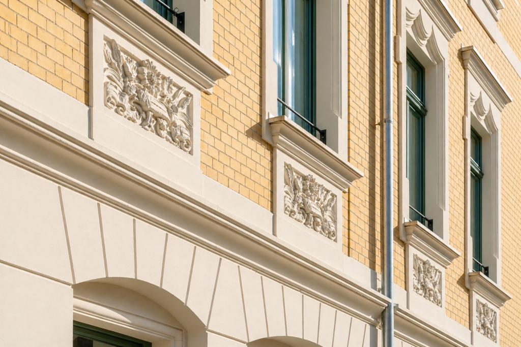 Fassade Stuck erhalten nach Denkmalsanierung mit REWOBAU